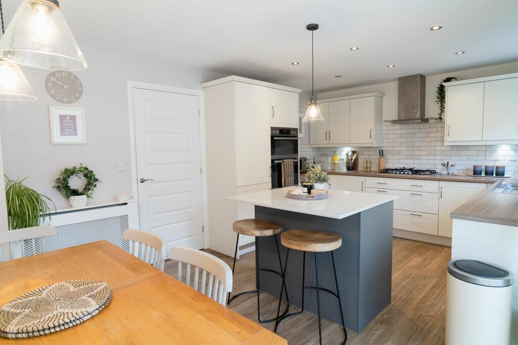 SITTING ROOM FITTED DINING KITCHEN