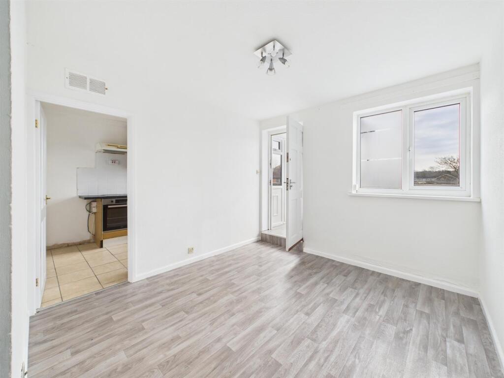 6 - 3-Bedroom Maisonette in Yate.jpg