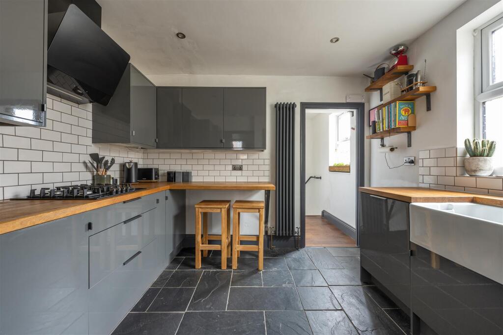 Ernald Avenue, E6