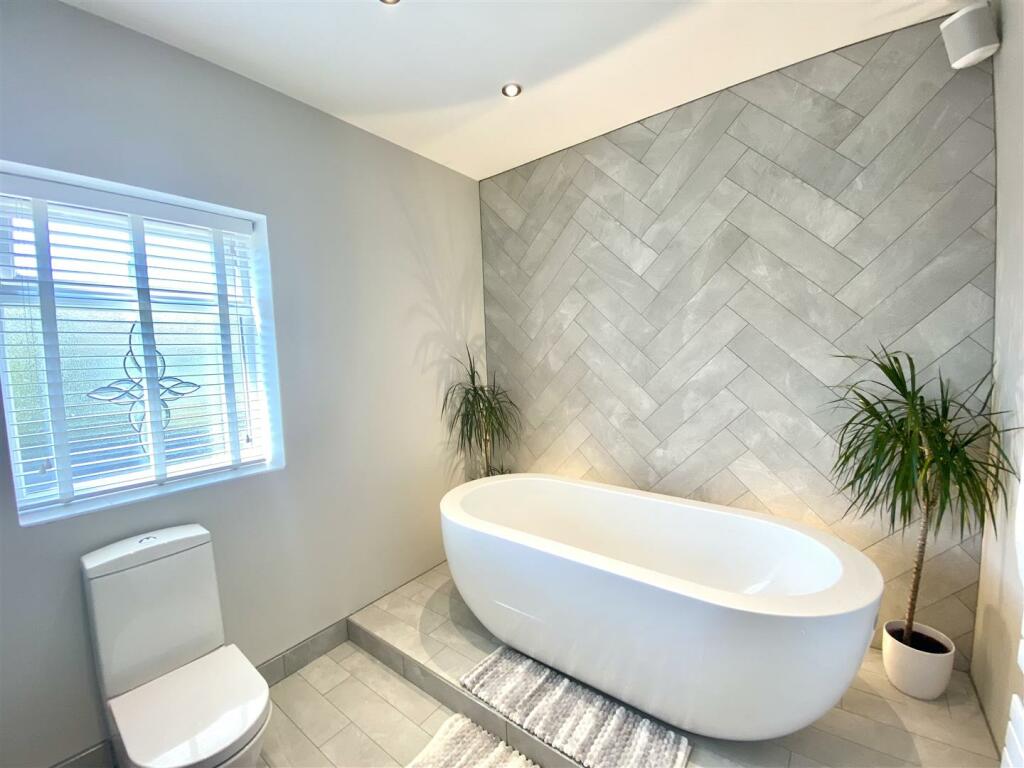 PRINCIPAL BATHROOM