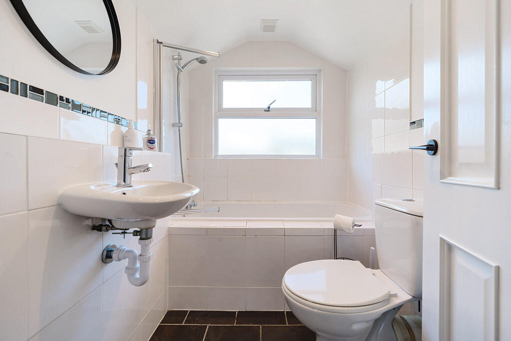 Bedroom 1 - en-su...