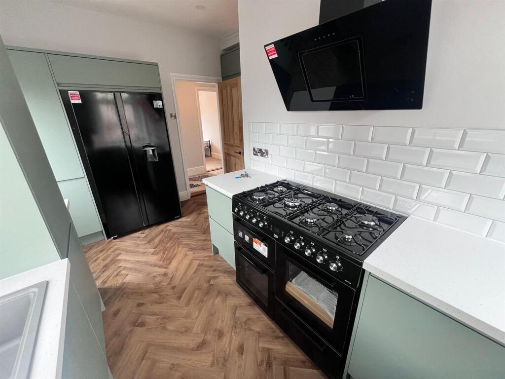 Kitchen 2.jpg