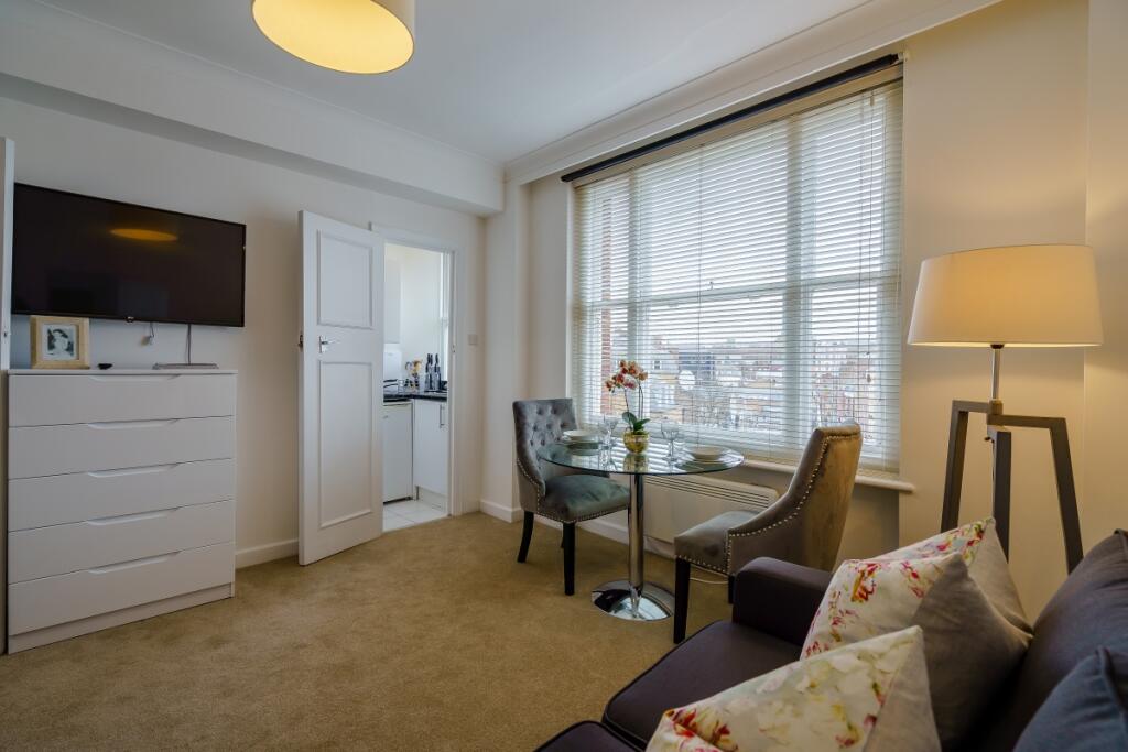 8456881-interior05