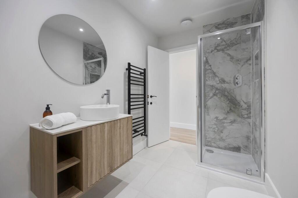 Gleton Avenue 15 BATHROOM 2A.jpeg