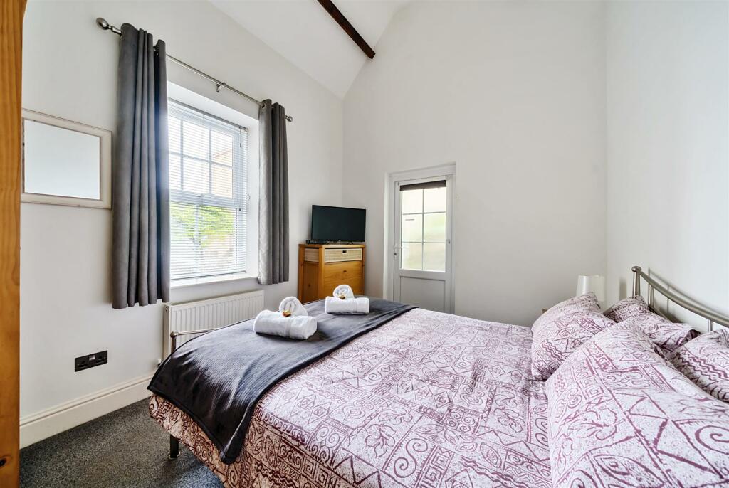 Bedroom 1.jpg