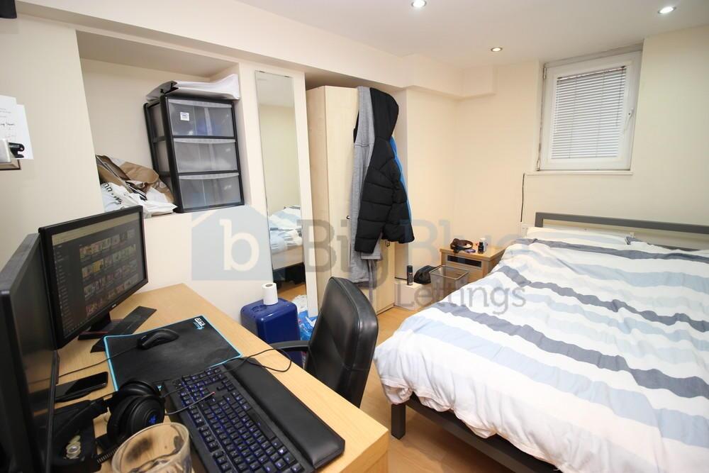 A cozy and well-kept bedroom featuring a single...