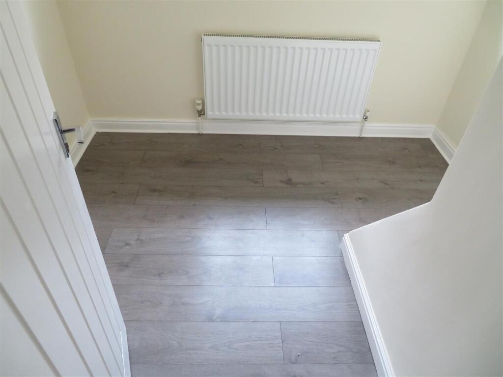 40 Park Ln Bed3.JPG