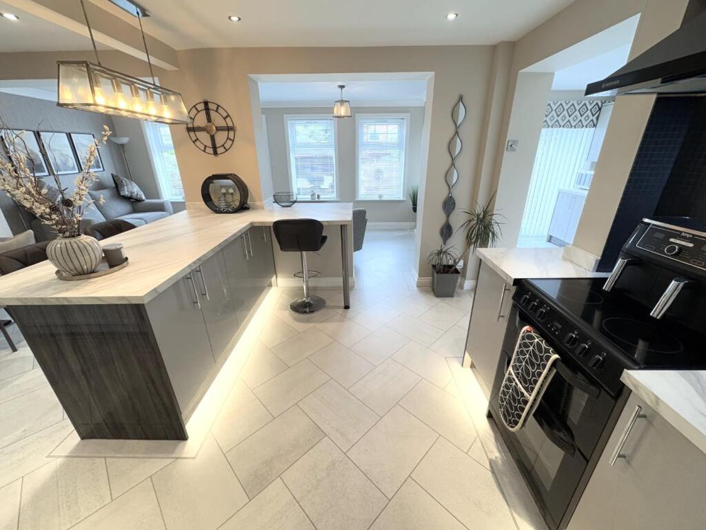 KITCHEN/DINER/FAMILY ROOM