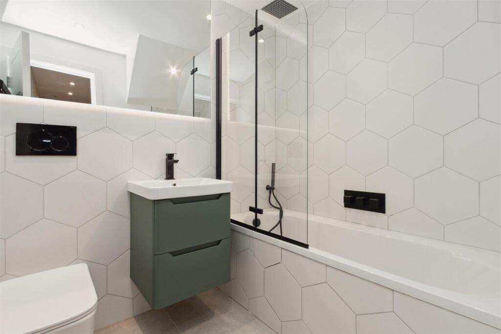 Flat 2, 52 Gilbey Road SW17 bathroom.jpg