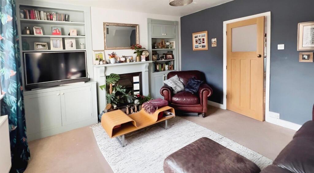 Living Room 1.jpg