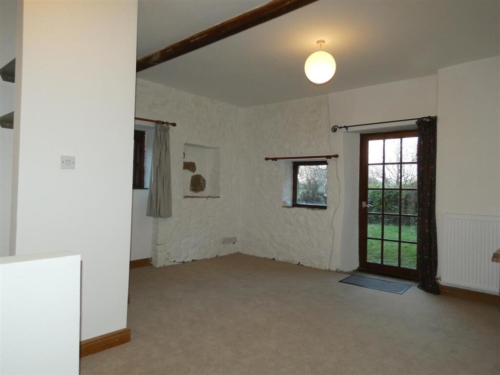 LOUNGE/DINING AREA