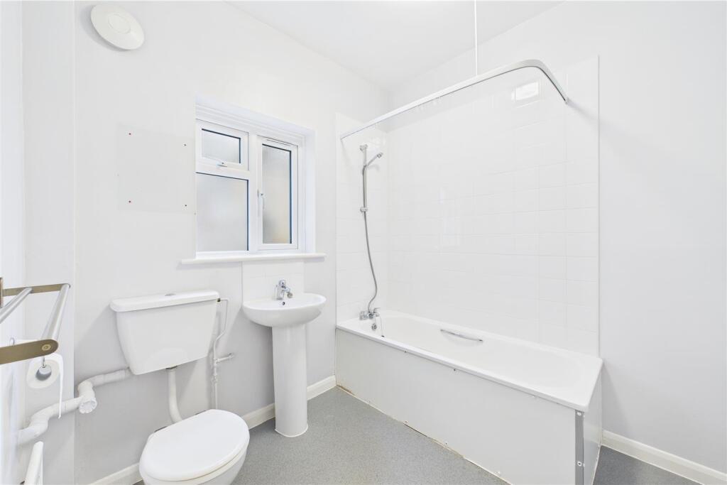 Flat A - bathroom