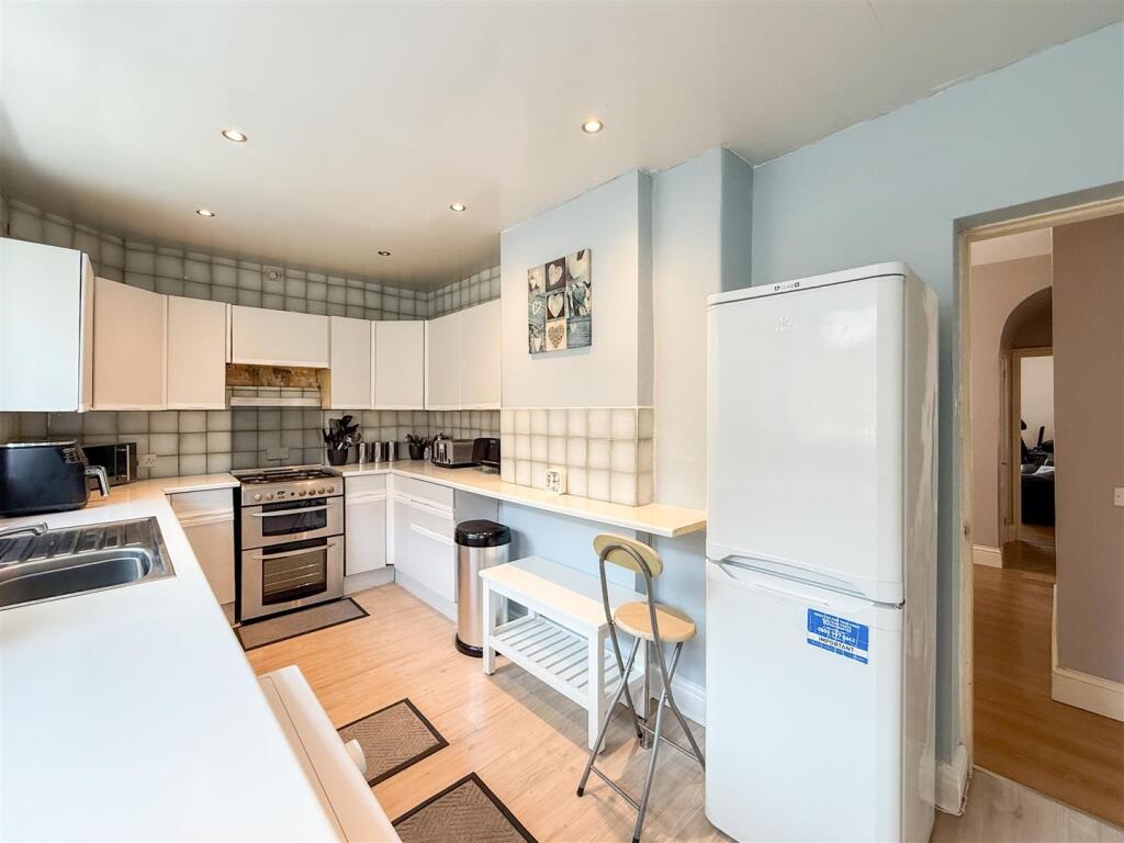 BREAKFASTING KITCHEN