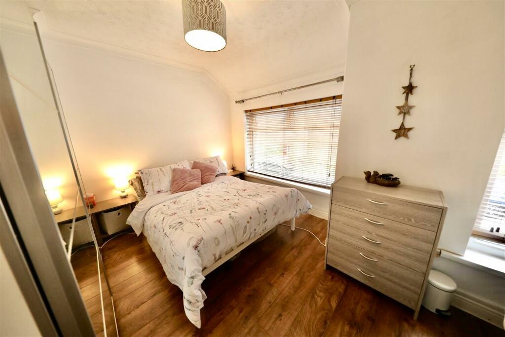 16 Bristol - Bed 1.jpg
