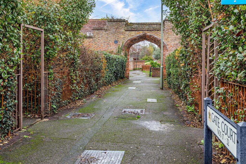 12 Gate Court, Gateway, Weybridge, KT13 8NW - 21.j