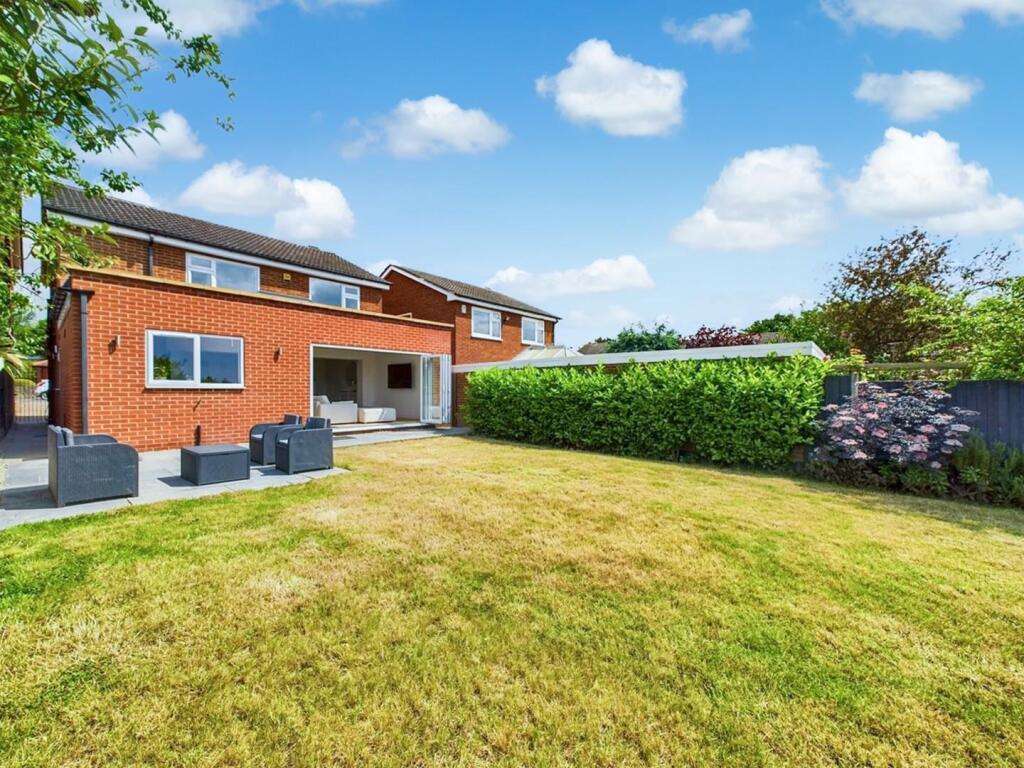 STUNNING REAR GARDEN.jpg