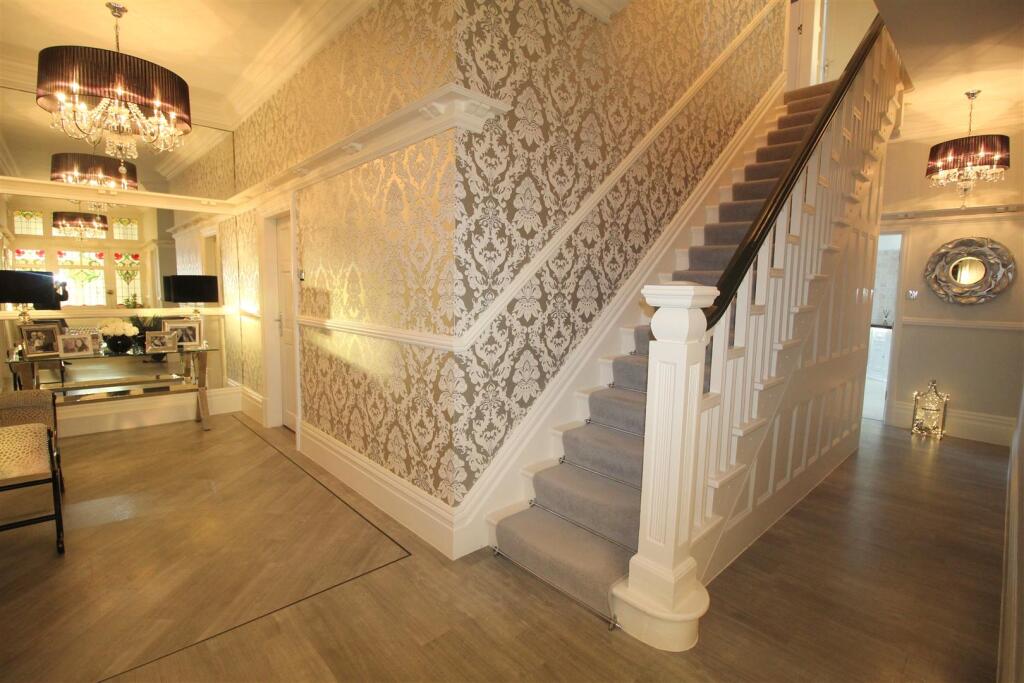 St Annes Road East, 200, entrance hall.JPG