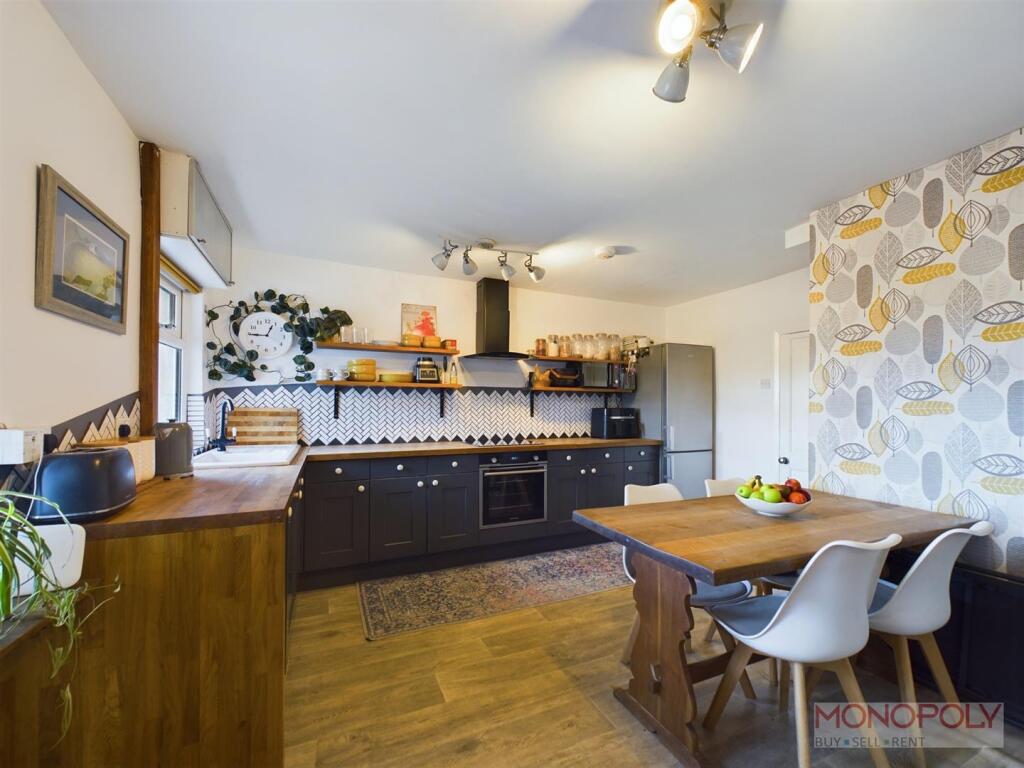 KITCHEN/ DINING ROOM