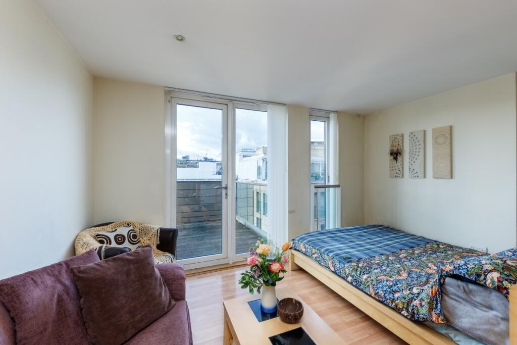 Axis Court F25 (0...