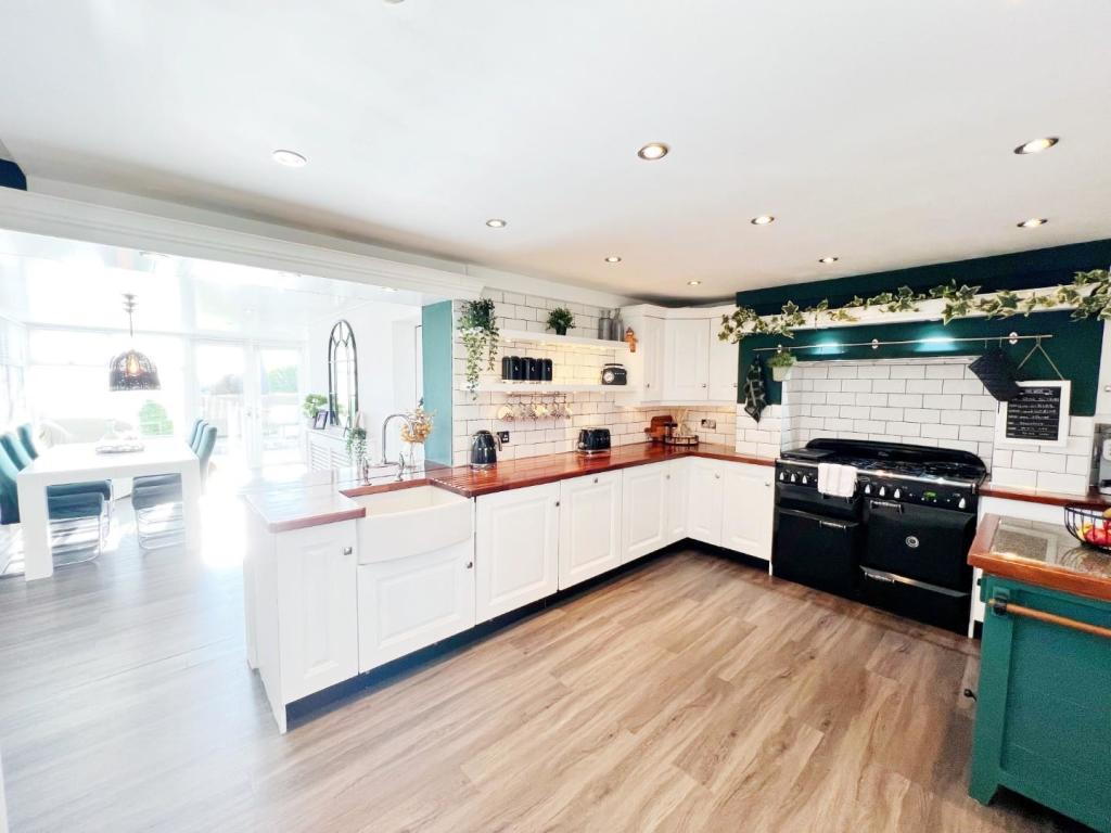 Kitchen pic 7.jpg