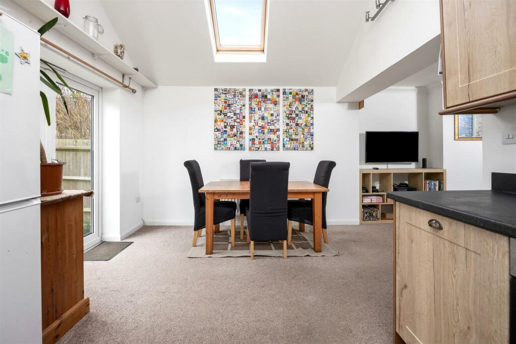 Lynchets Crescent DINING AREA 2.jpeg