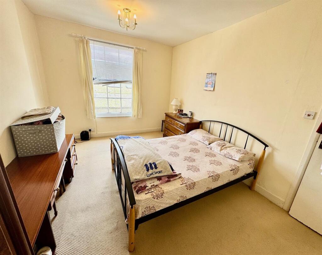 Bedroom 1b.jpg