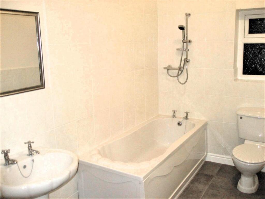 A simple and functional bathroom suite featurin...