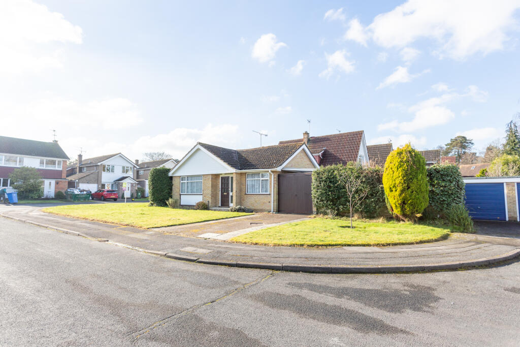 Side aspect with garage