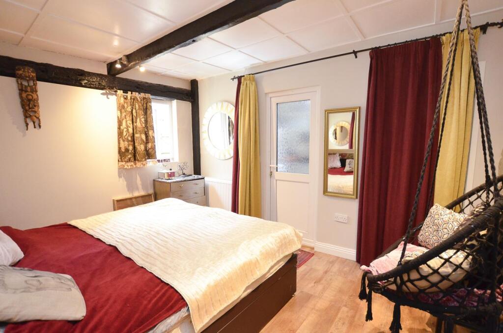 Robin Cottage Bedroom 1.jpg