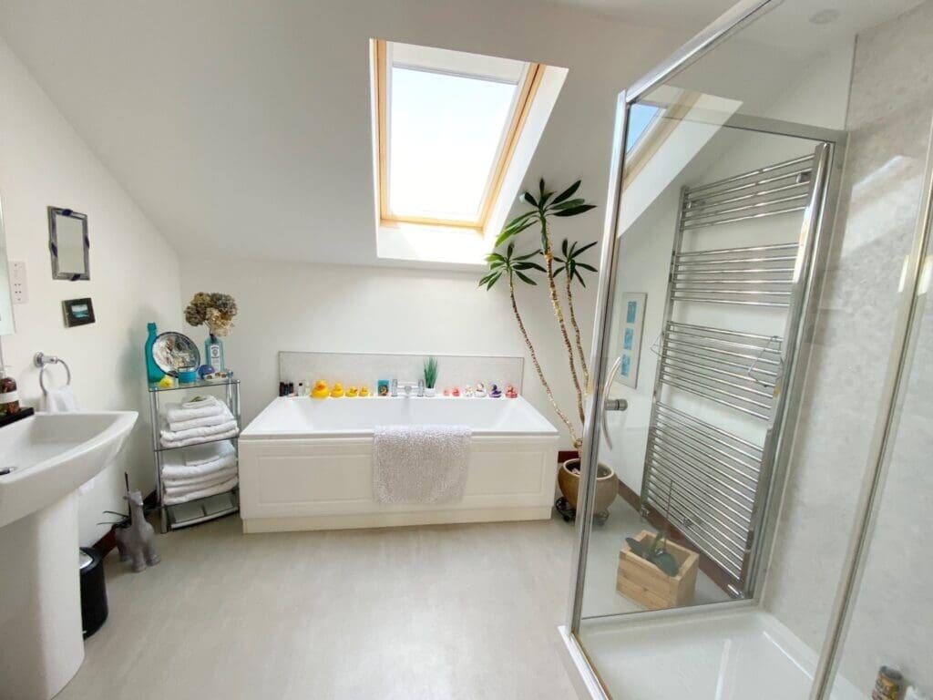 EN-SUITE BATHROOM