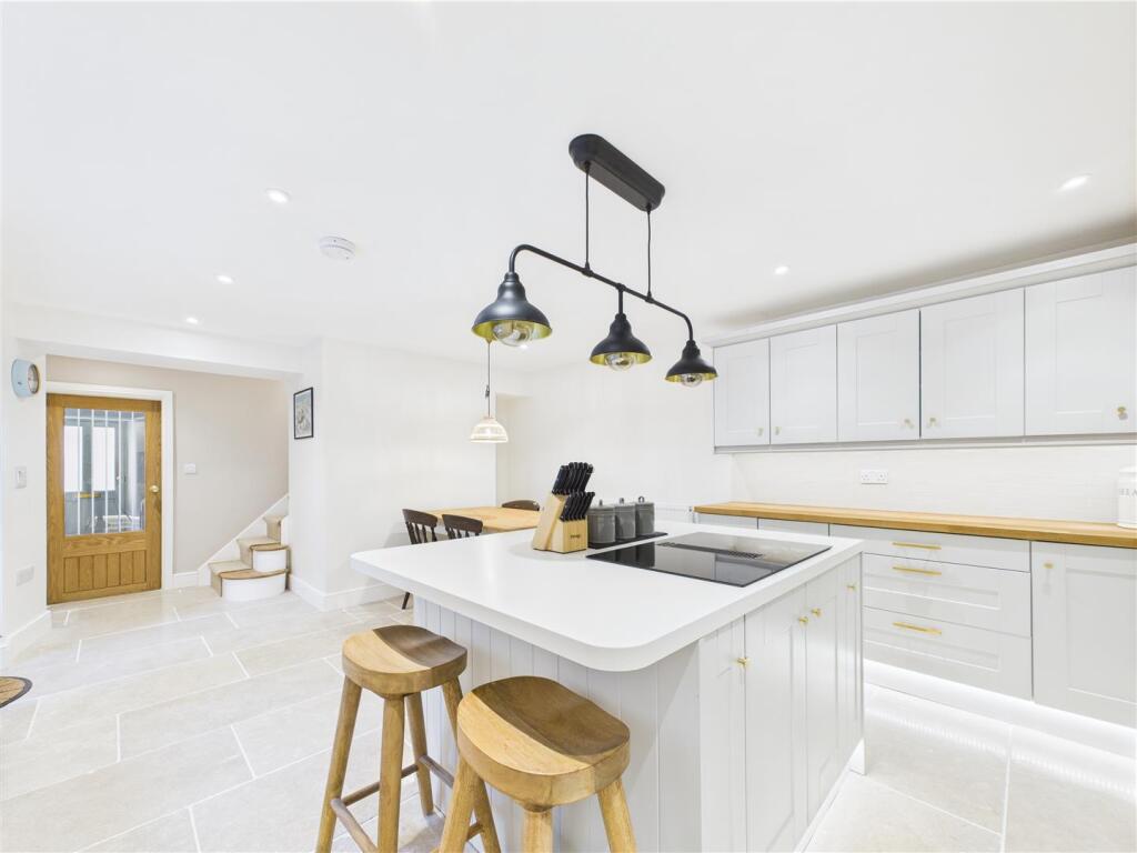 KITCHEN/DINING AREA