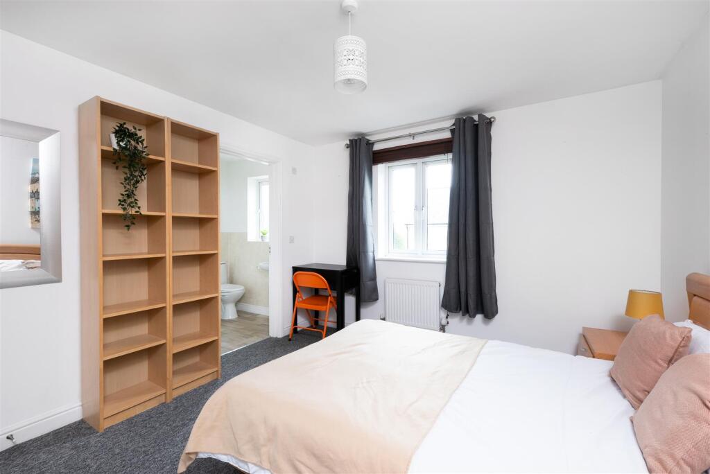 8 Middlewood Close-9.jpg