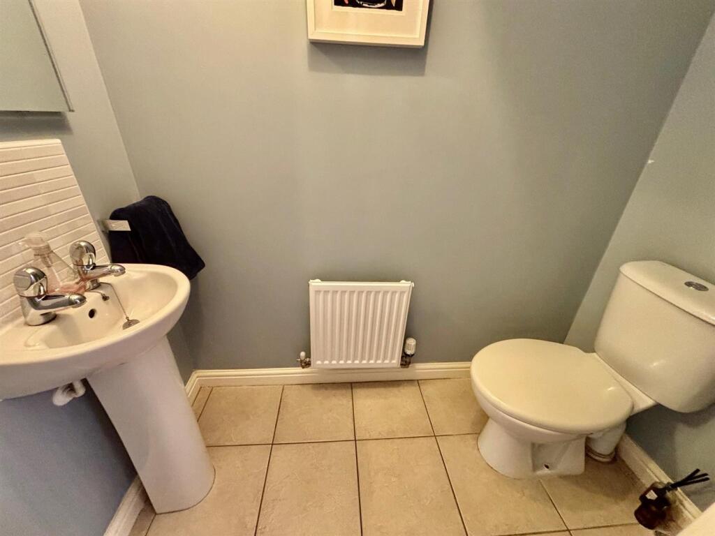 Guests Cloak Room/WC