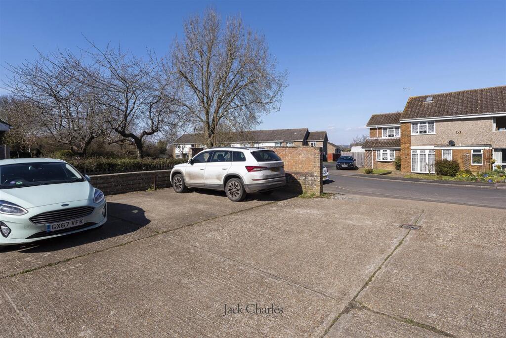 7 Stanley Close, TN12 0TA 015.jpg