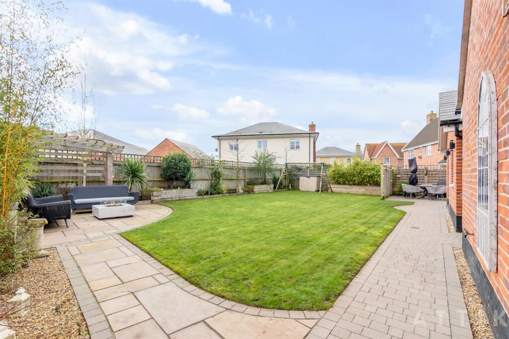 4 Golden Orfe Close Mulbarton NR14 8FH (63).jpg