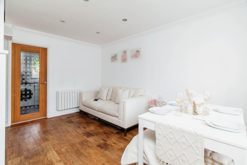 Lounge/Dining Room