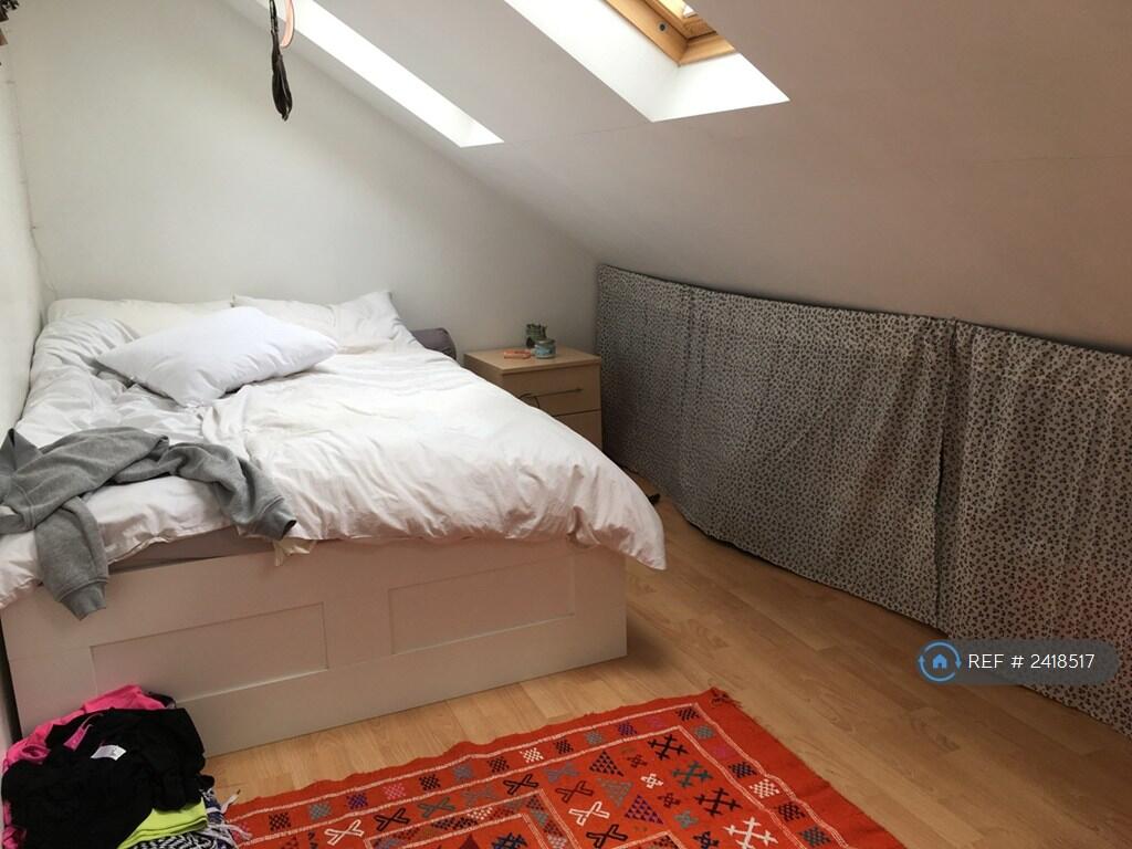 Cabin-Style Bedroom &#43;Built-In Wardrobe