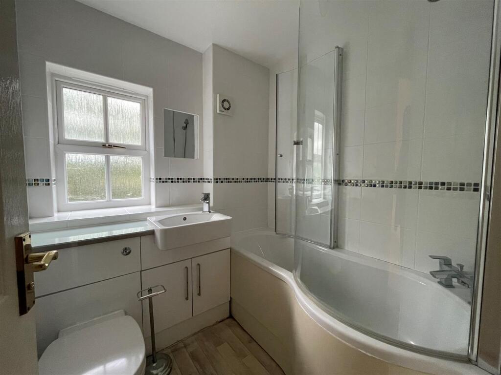 4 Baines Close - Bathroom.jpg