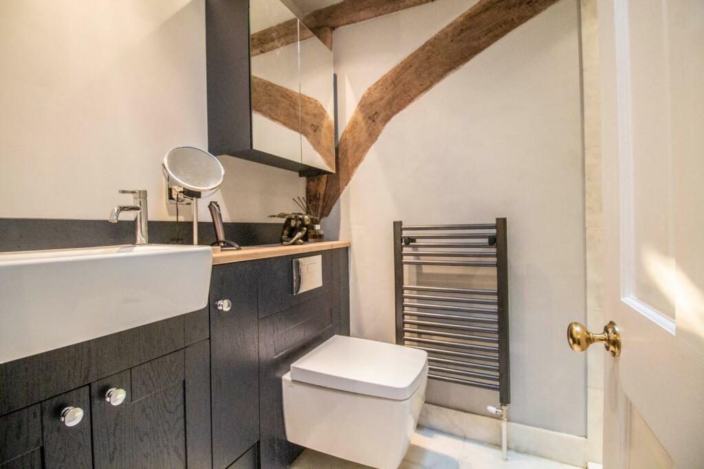 48 College Street [Shower Room] 01.jpg