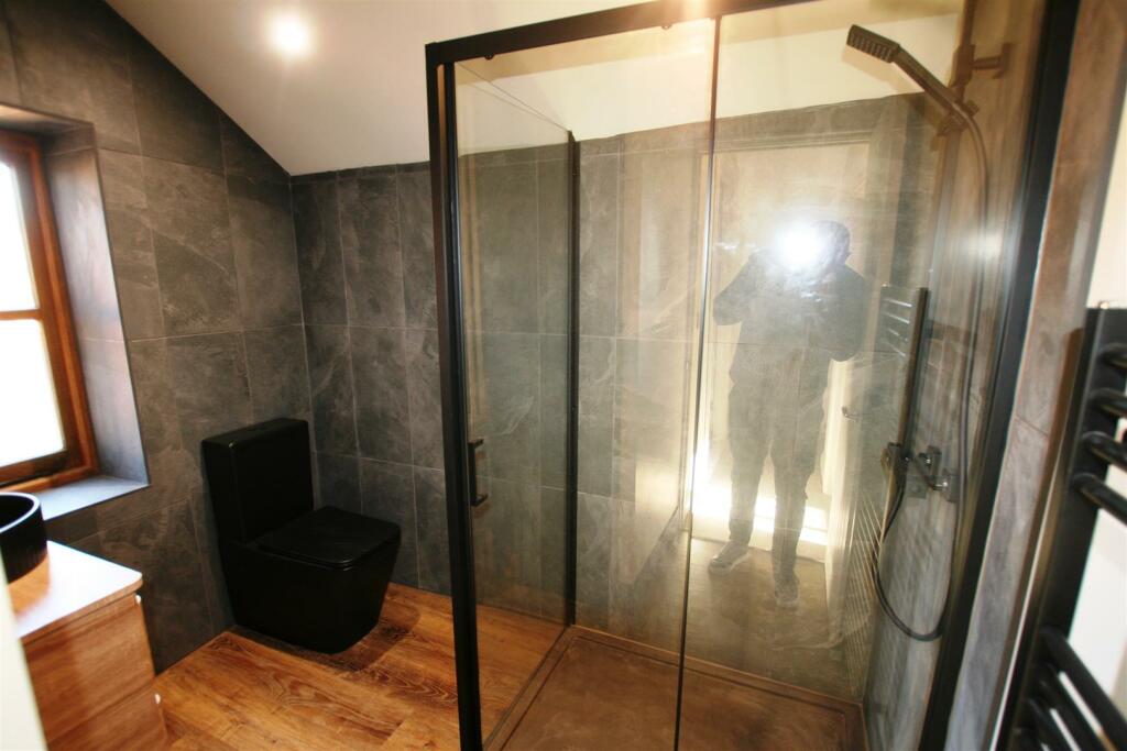 Thecornerhouse,bathroom1.JPG