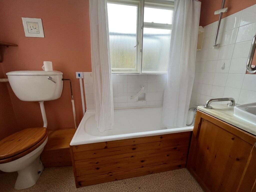 Bathroom (GF)