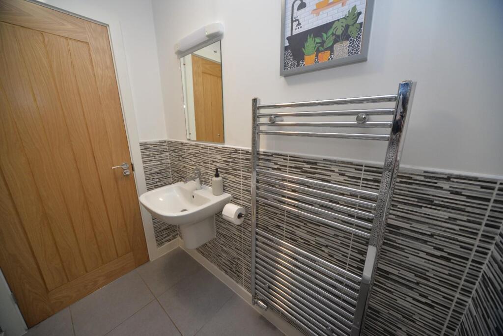 Bathroom 2.jpg