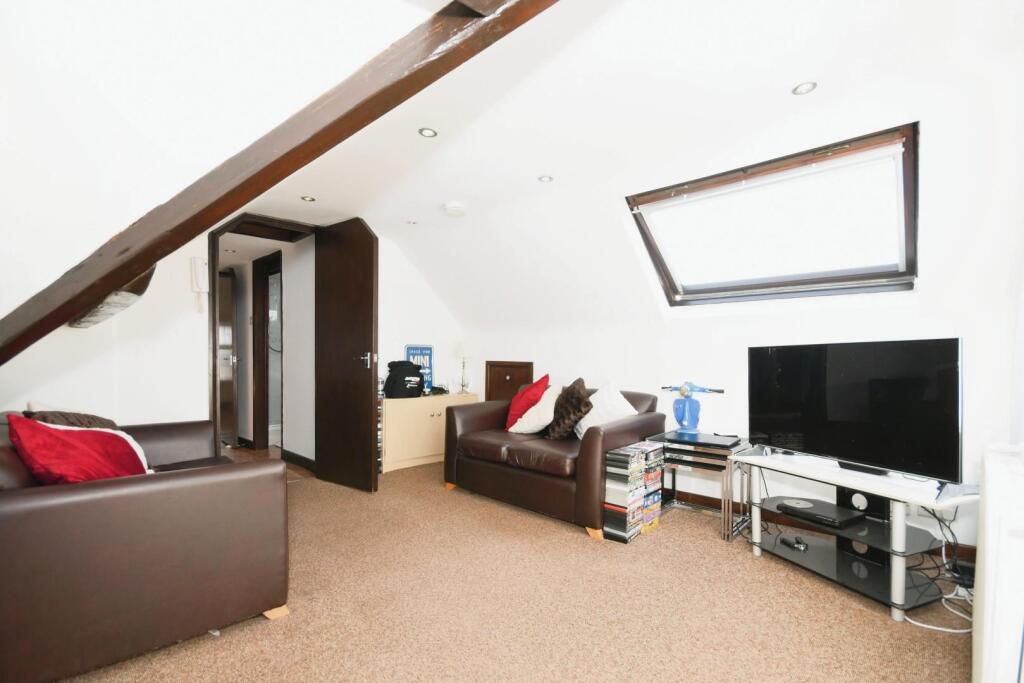 FLAT 5 - LIVING 01.JPG