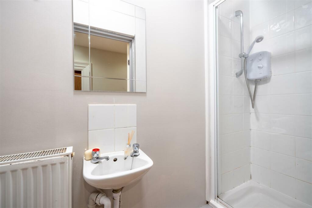 Bathroom 2.jpg