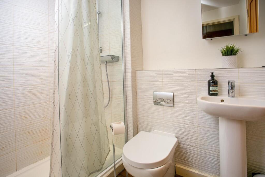 Flat 3 The Coachworks 2 Long Acre-15.jpg