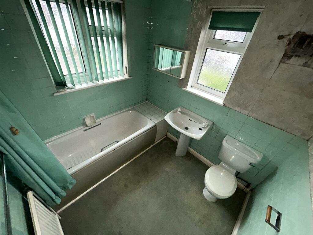 FAMILY BATHROOM