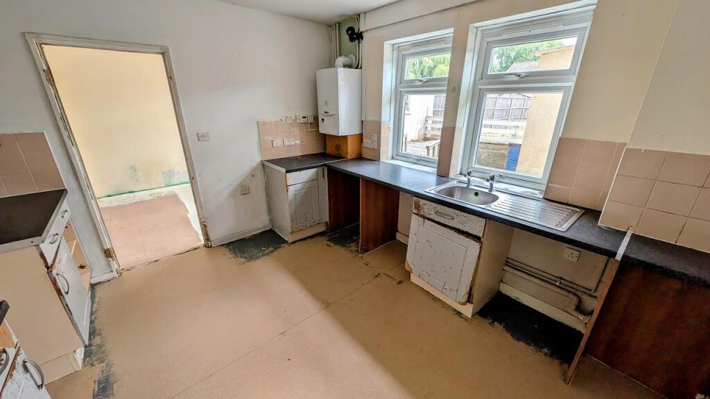 16 Orchard Close kitchen2.jpg