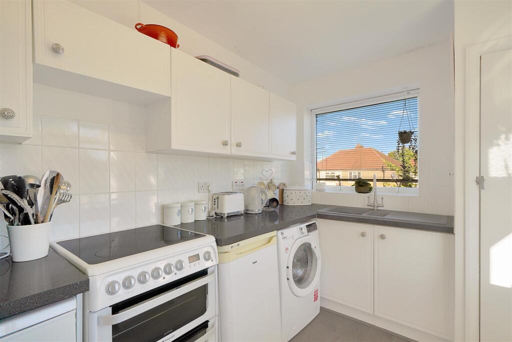 2 Well Close - LGp26hJmf1GqurxMU1qe.jpg