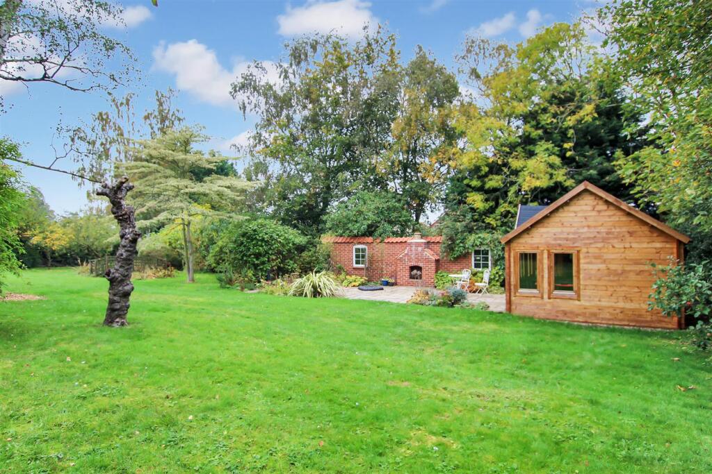 Rear Garden &amp; Cabin b.JPG