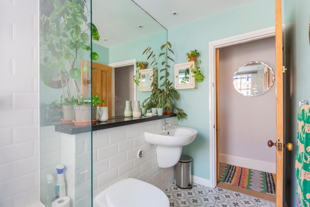 2E0RFS - Bathroom A.jpg